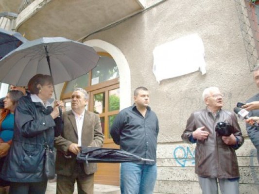 Pe blocul în care a locuit regretatul Jean Constantin a fost montată o placă în memoria artistului